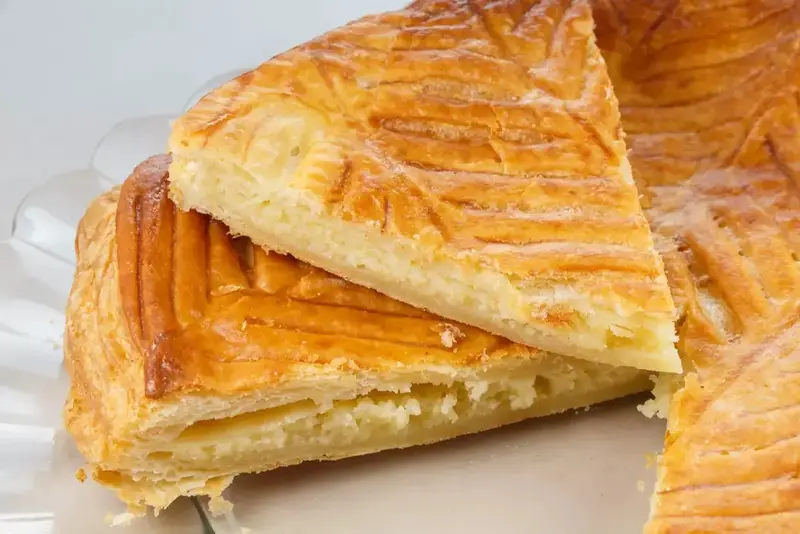 Aujourd’hui nous vous proposons une recette de galette des rois à la frangipane.